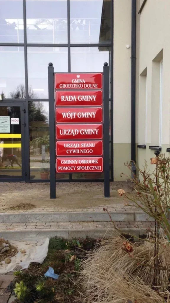 tablica urzędowa z konstrukcją