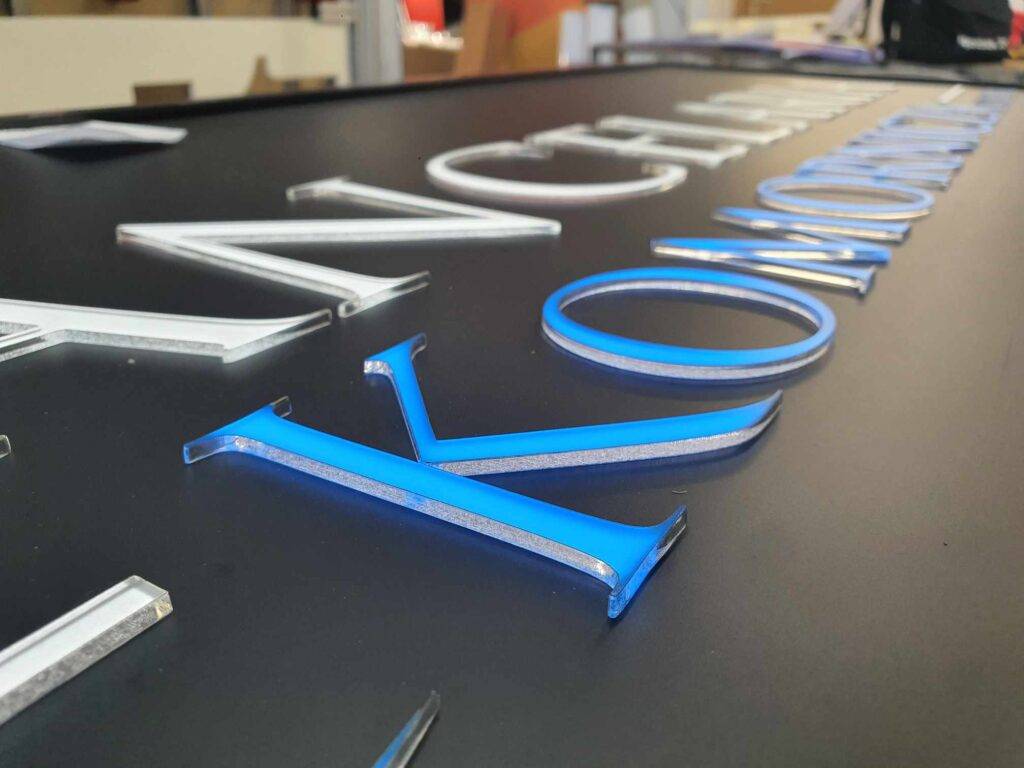 kaseton świetlny led z wypukłymi literami 3d z bezbarwnej pleksy