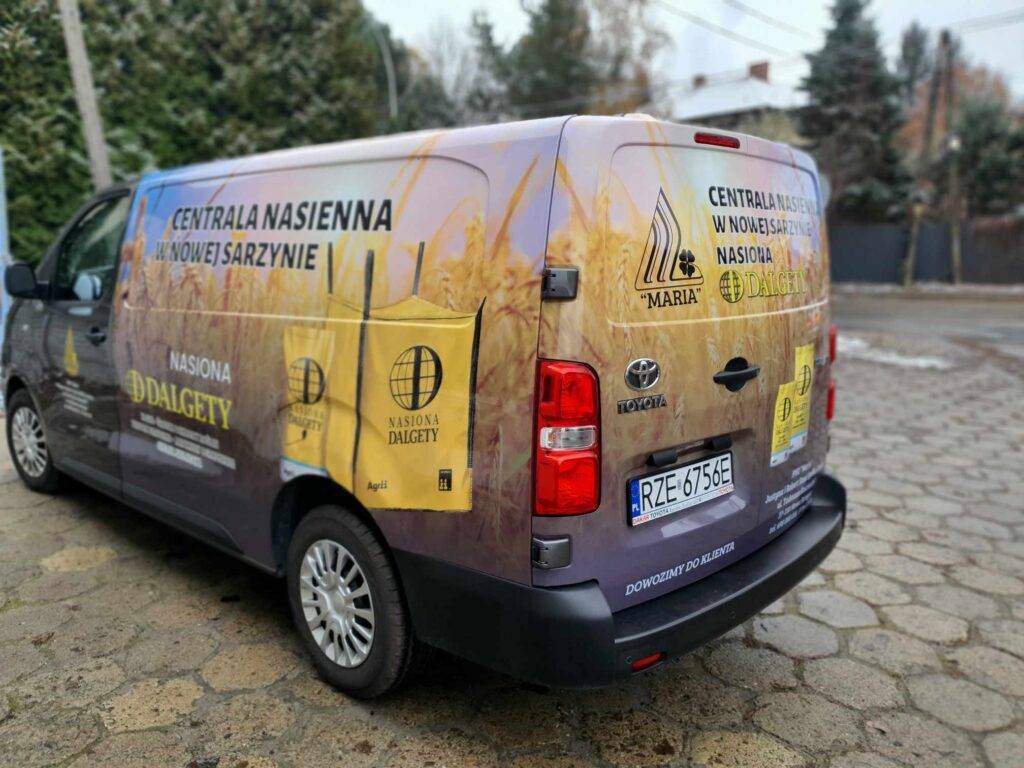 Oklejenie samochodu folią wylewaną